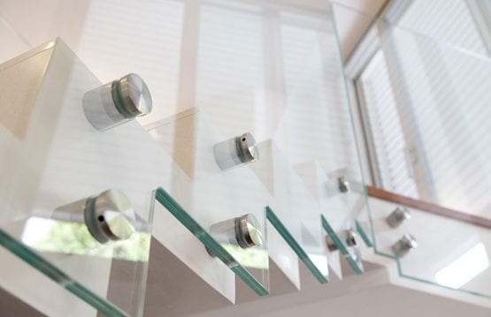 Frameless glass balustrade for a staircase