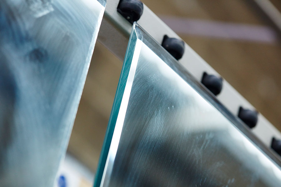 Bevelled glass mirrors in production