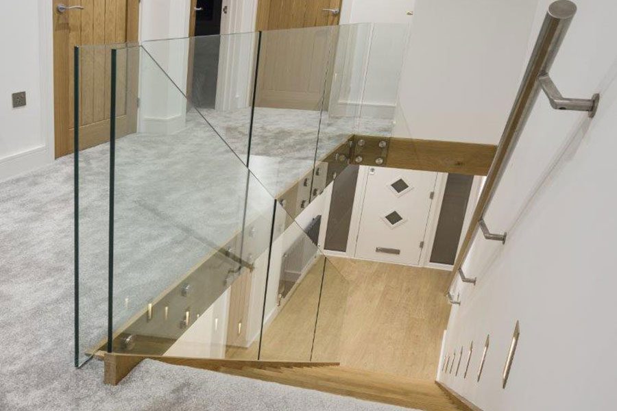 Structured glass balustrade with no handrail