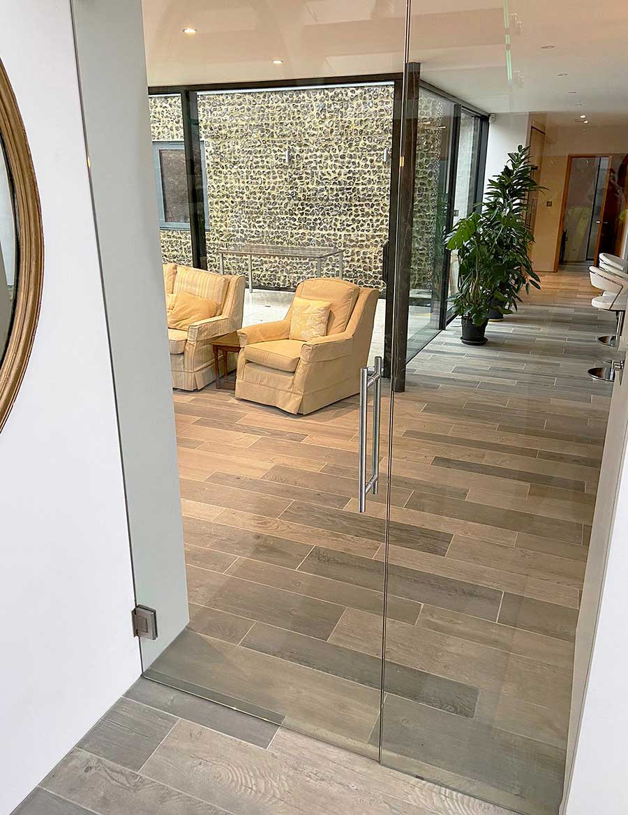 Double internal frameless glass doors